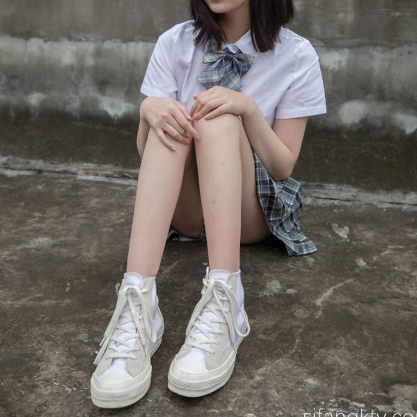 年年Nnian 年年  年年Nnian-天台JK私房写真，青春校服美少女演绎，白嫩肌肤与诱人身姿，展现清纯与性感的极致碰撞第13张图片