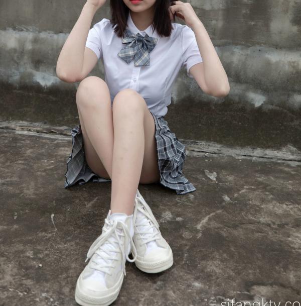 年年Nnian 年年  年年Nnian-天台JK私房写真，青春校服美少女演绎，白嫩肌肤与诱人身姿，展现清纯与性感的极致碰撞第14张图片
