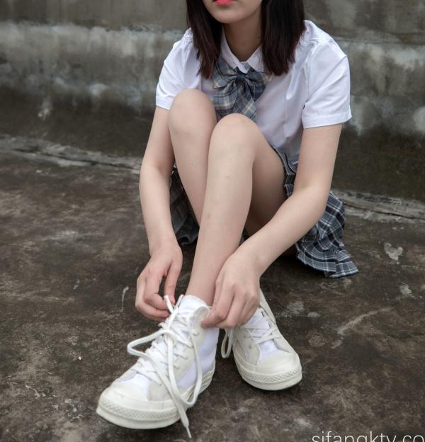 年年Nnian 年年  年年Nnian-天台JK私房写真，青春校服美少女演绎，白嫩肌肤与诱人身姿，展现清纯与性感的极致碰撞第15张图片