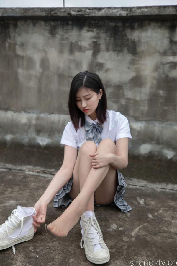 年年Nnian 年年  年年Nnian-天台JK私房写真，青春校服美少女演绎，白嫩肌肤与诱人身姿，展现清纯与性感的极致碰撞第16张图片