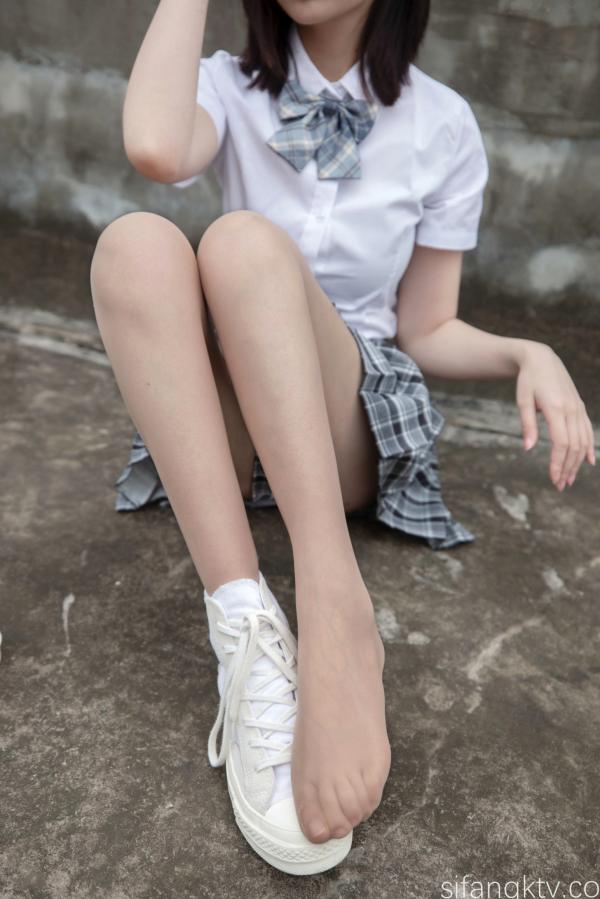 年年Nnian 年年  年年Nnian-天台JK私房写真，青春校服美少女演绎，白嫩肌肤与诱人身姿，展现清纯与性感的极致碰撞第18张图片
