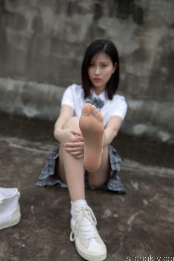 年年Nnian 年年  年年Nnian-天台JK私房写真，青春校服美少女演绎，白嫩肌肤与诱人身姿，展现清纯与性感的极致碰撞第19张图片