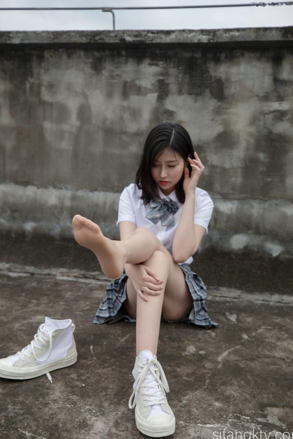 年年Nnian 年年  年年Nnian-天台JK私房写真，青春校服美少女演绎，白嫩肌肤与诱人身姿，展现清纯与性感的极致碰撞第21张图片