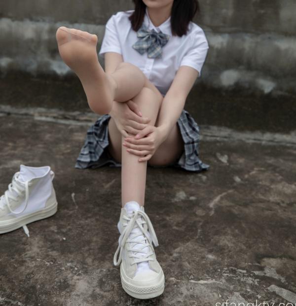 年年Nnian 年年  年年Nnian-天台JK私房写真，青春校服美少女演绎，白嫩肌肤与诱人身姿，展现清纯与性感的极致碰撞第22张图片