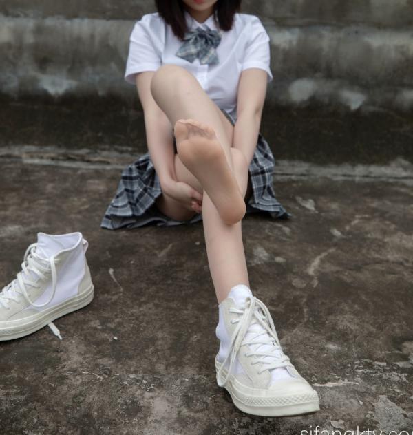 年年Nnian 年年  年年Nnian-天台JK私房写真，青春校服美少女演绎，白嫩肌肤与诱人身姿，展现清纯与性感的极致碰撞第24张图片