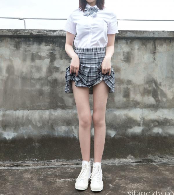 年年Nnian 年年  年年Nnian-天台JK私房写真，青春校服美少女演绎，白嫩肌肤与诱人身姿，展现清纯与性感的极致碰撞第34张图片