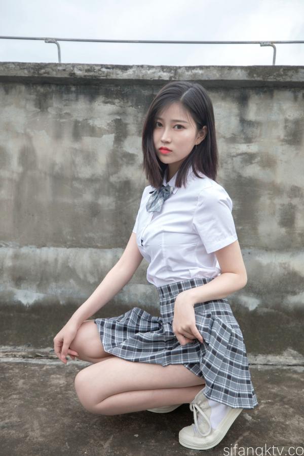 年年Nnian 年年  年年Nnian-天台JK私房写真，青春校服美少女演绎，白嫩肌肤与诱人身姿，展现清纯与性感的极致碰撞第45张图片