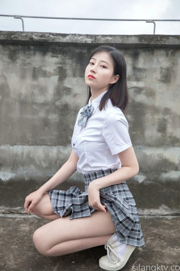 年年Nnian 年年  年年Nnian-天台JK私房写真，青春校服美少女演绎，白嫩肌肤与诱人身姿，展现清纯与性感的极致碰撞第56张图片