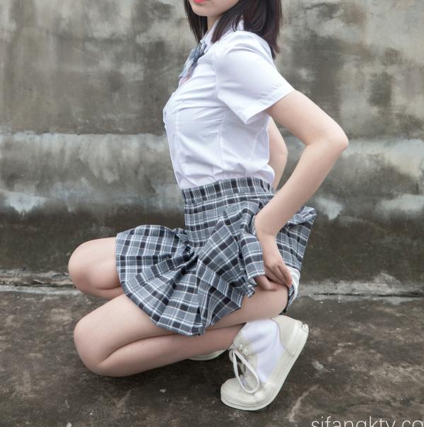 年年Nnian 年年  年年Nnian-天台JK私房写真，青春校服美少女演绎，白嫩肌肤与诱人身姿，展现清纯与性感的极致碰撞第67张图片