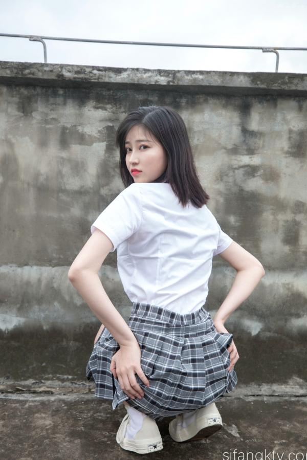 年年Nnian 年年  年年Nnian-天台JK私房写真，青春校服美少女演绎，白嫩肌肤与诱人身姿，展现清纯与性感的极致碰撞第78张图片