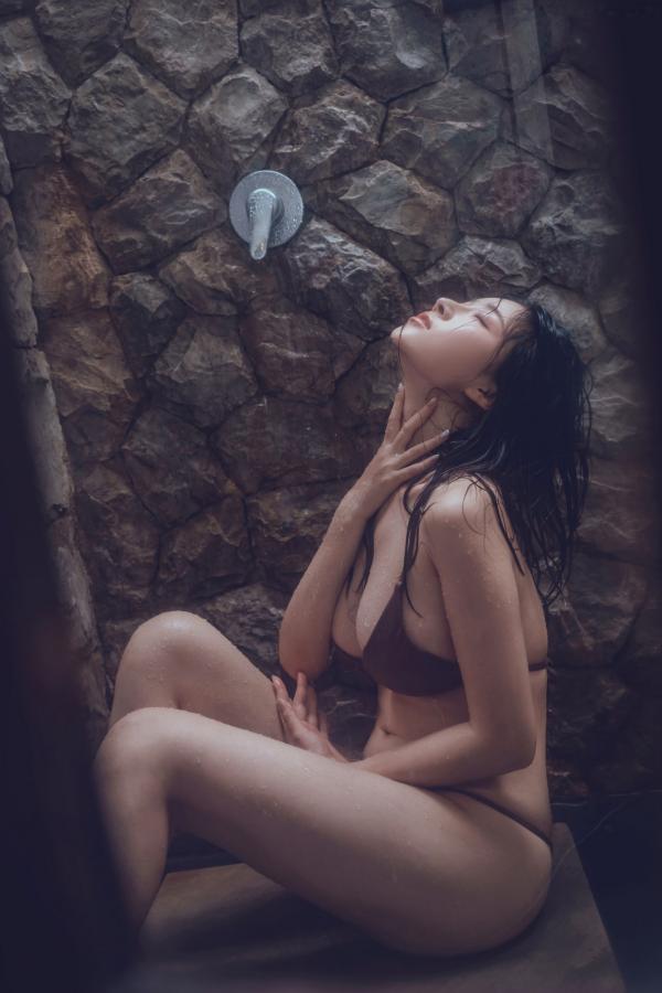 年年Nnian 年年  年年-石墙浴室湿身诱惑写真，大尺度水下艺术，演绎极致性感与野性美第64张图片
