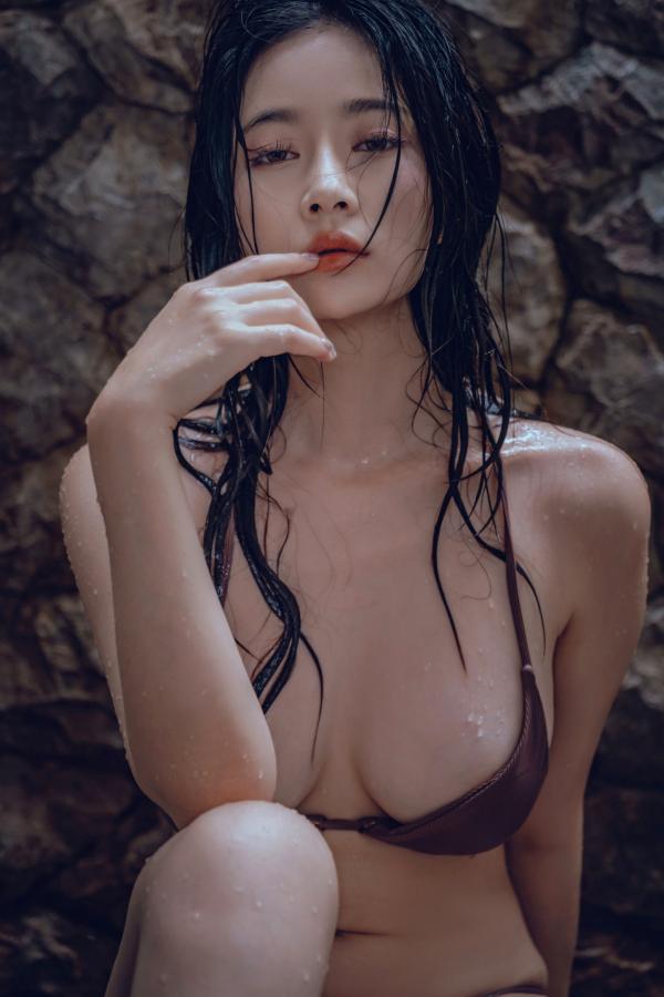 年年Nnian 年年  年年-石墙浴室湿身诱惑写真，大尺度水下艺术，演绎极致性感与野性美第68张图片