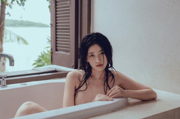 年年Nnian 年年  年年-石墙浴室湿身诱惑写真，大尺度水下艺术，演绎极致性感与野性美第73张图片
