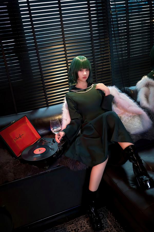 年年Nnian 年年  年年-地狱吹雪角色扮演：墨绿色晚礼服私房写真，冷艳御姐极致性感诱惑，唯美大尺度视觉盛宴第32张图片