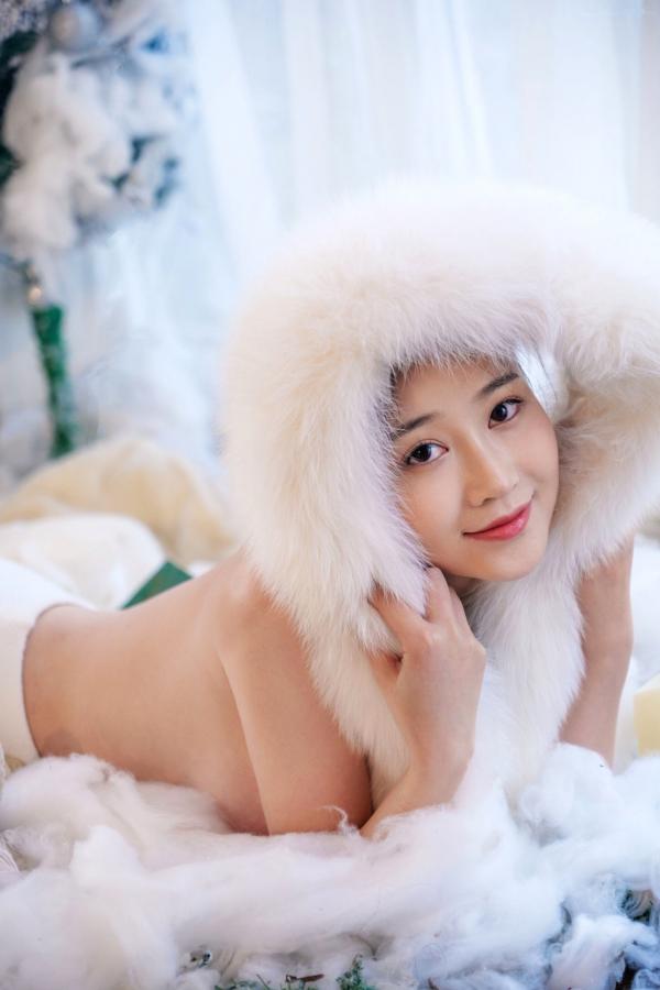 年年Nnian 年年  年年-More-Than-Every-Year：圣诞主题居家唯美私房，极致纯欲风白嫩尤物诱惑写真第16张图片