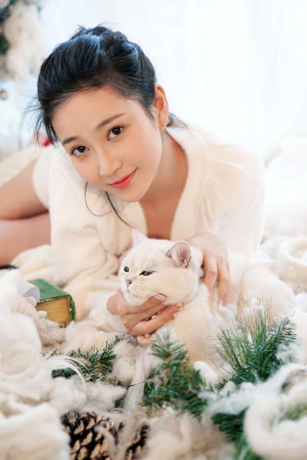 年年Nnian 年年  年年-More-Than-Every-Year：圣诞主题居家唯美私房，极致纯欲风白嫩尤物诱惑写真第34张图片