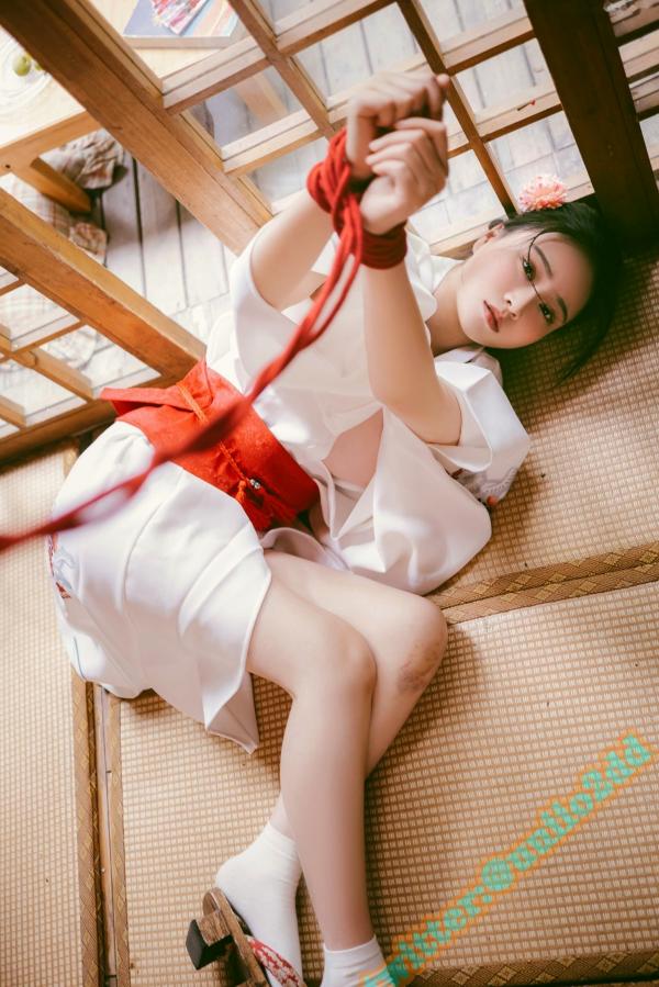 年年Nnian 年年  年年-以爱之名：唯美日式和风，束缚艺术与极致私房诱惑，静谧木屋下的魅惑瞬间第39张图片