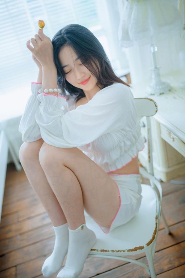 年年Nnian 年年  年年-爱吃棒棒糖的少女第5张图片
