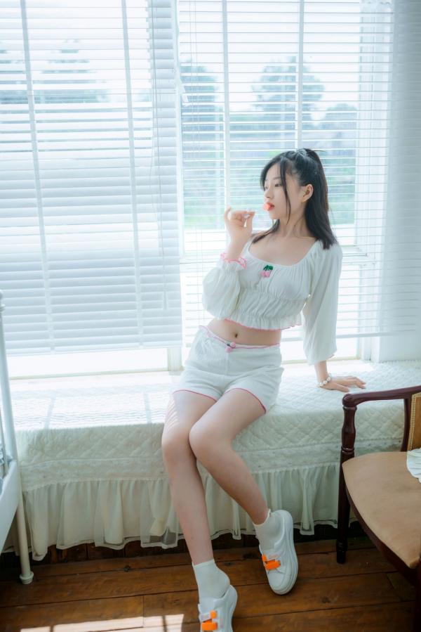 年年Nnian 年年  年年-爱吃棒棒糖的少女第6张图片
