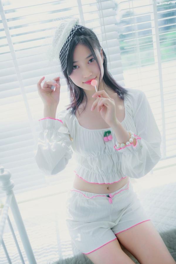 年年Nnian 年年  年年-爱吃棒棒糖的少女第9张图片