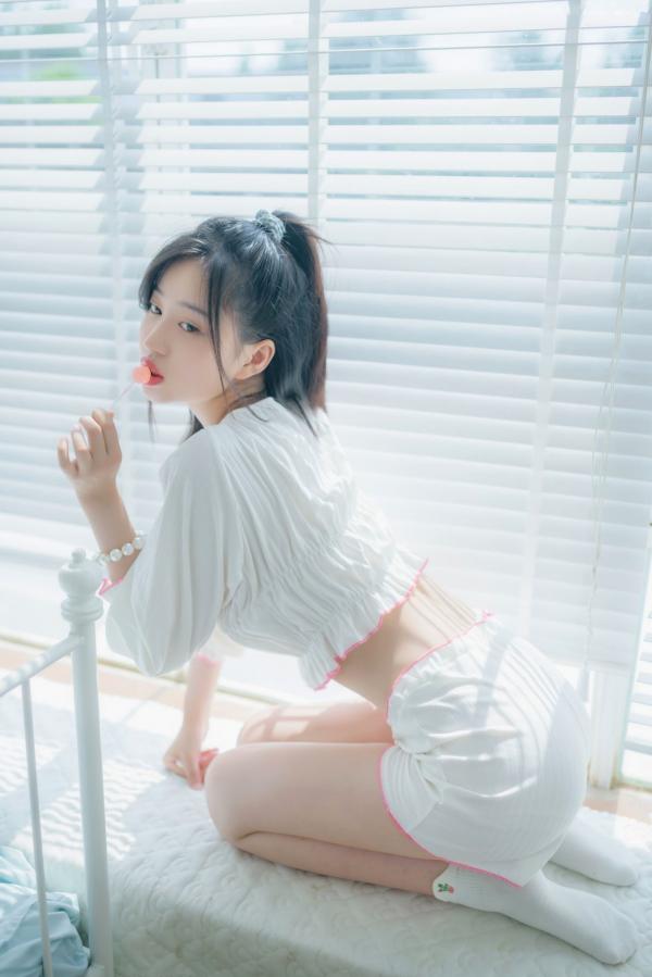 年年Nnian 年年  年年-爱吃棒棒糖的少女第12张图片