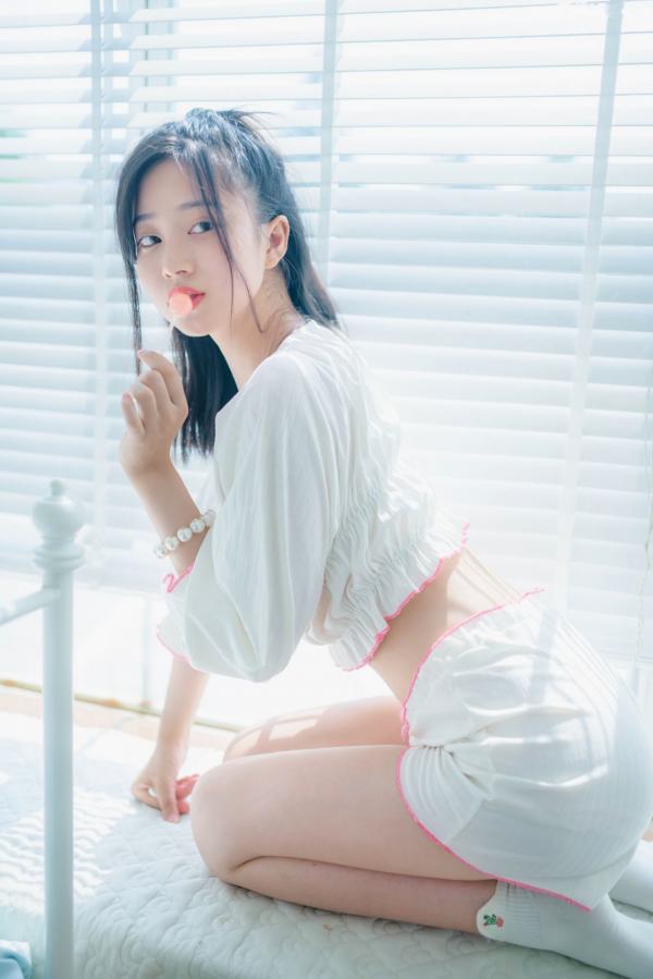 年年Nnian 年年  年年-爱吃棒棒糖的少女第13张图片