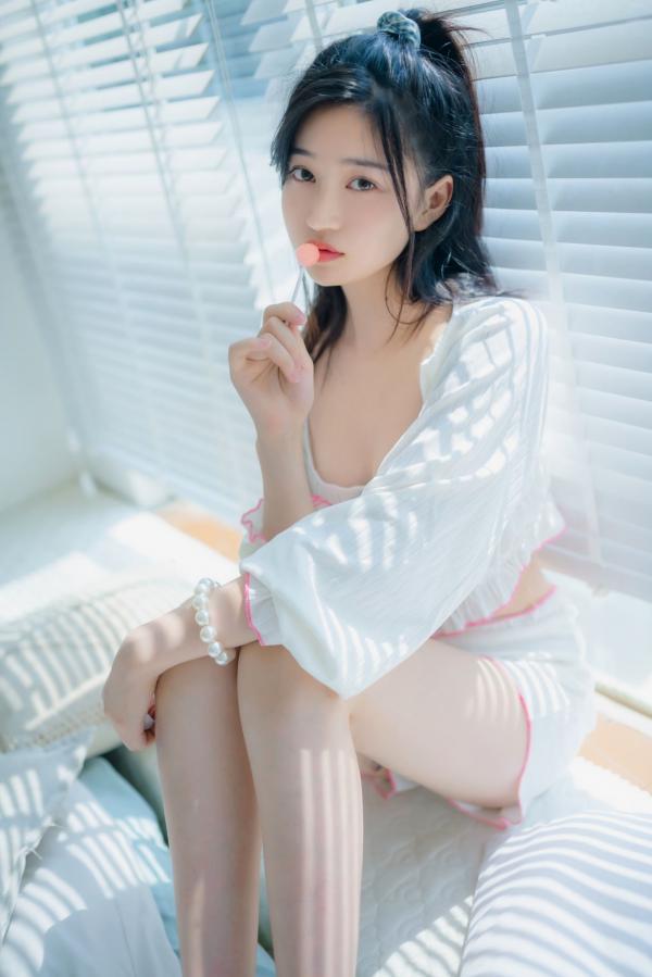 年年Nnian 年年  年年-爱吃棒棒糖的少女第19张图片