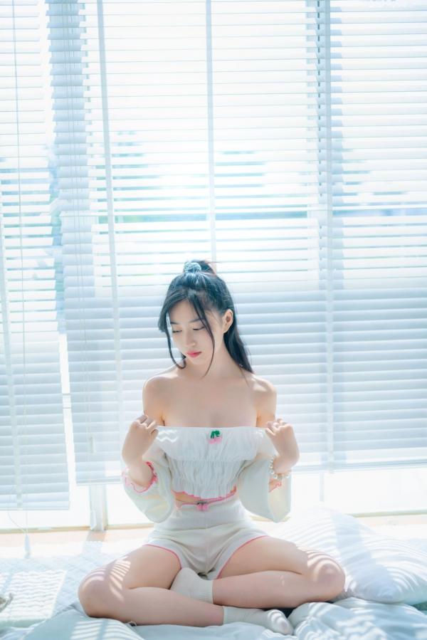 年年Nnian 年年  年年-爱吃棒棒糖的少女第22张图片