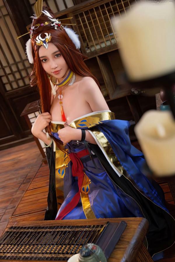 年年Nnian 年年  年年-蔡文姬古风Cosplay私房大尺度写真，古典雅室背景下的极致诱惑展现第1张图片