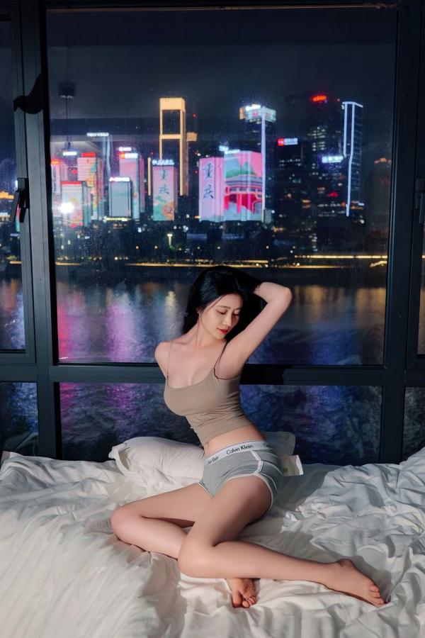 年年Nnian 年年  年年-夜：都市绝美夜景下的私房居家诱惑，清纯长发美女吊带短裤尽显修长美腿第1张图片