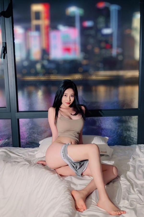 年年Nnian 年年  年年-夜：都市绝美夜景下的私房居家诱惑，清纯长发美女吊带短裤尽显修长美腿第10张图片