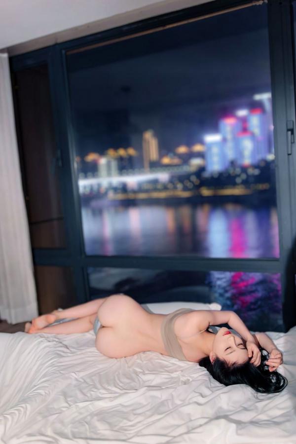 年年Nnian 年年  年年-夜：都市绝美夜景下的私房居家诱惑，清纯长发美女吊带短裤尽显修长美腿第15张图片