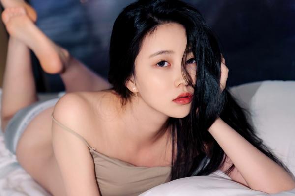年年Nnian 年年  年年-夜：都市绝美夜景下的私房居家诱惑，清纯长发美女吊带短裤尽显修长美腿第20张图片