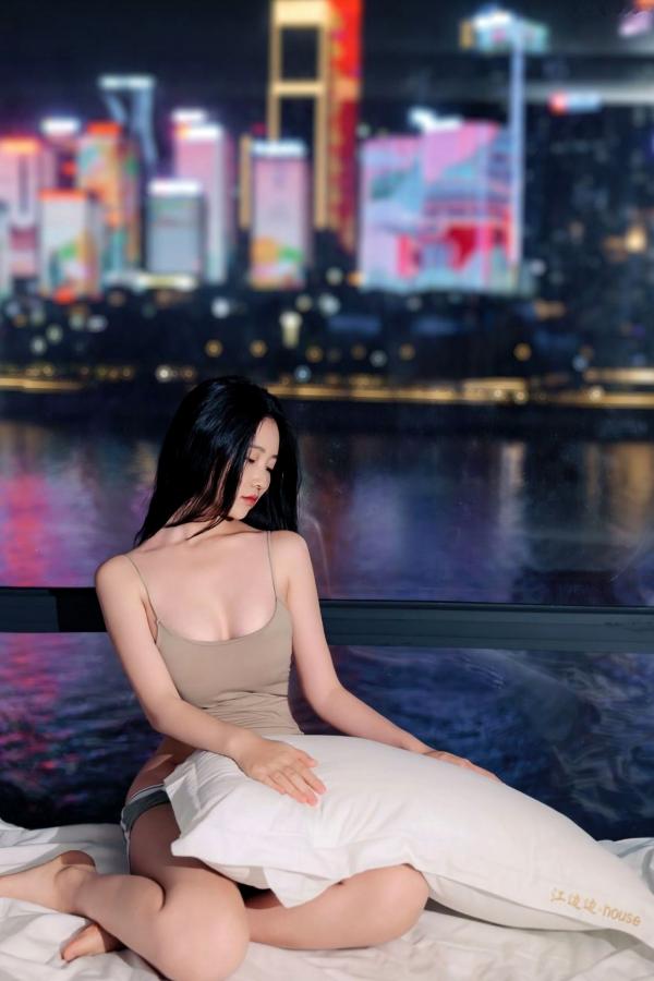 年年Nnian 年年  年年-夜：都市绝美夜景下的私房居家诱惑，清纯长发美女吊带短裤尽显修长美腿第32张图片