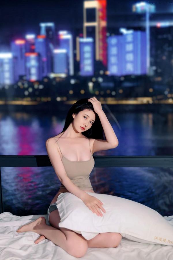 年年Nnian 年年  年年-夜：都市绝美夜景下的私房居家诱惑，清纯长发美女吊带短裤尽显修长美腿第33张图片