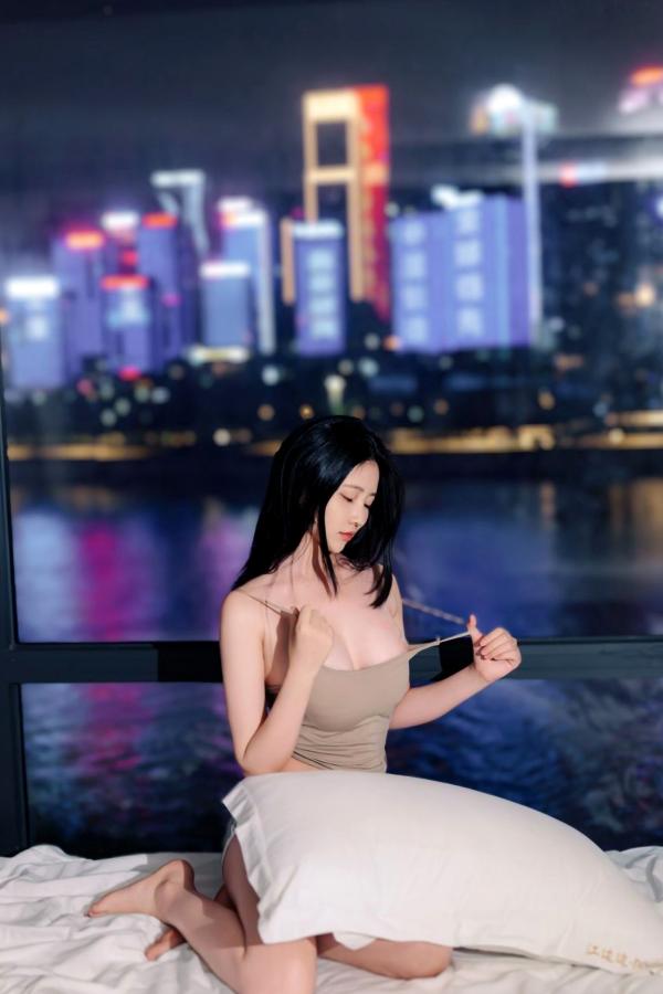 年年Nnian 年年  年年-夜：都市绝美夜景下的私房居家诱惑，清纯长发美女吊带短裤尽显修长美腿第34张图片