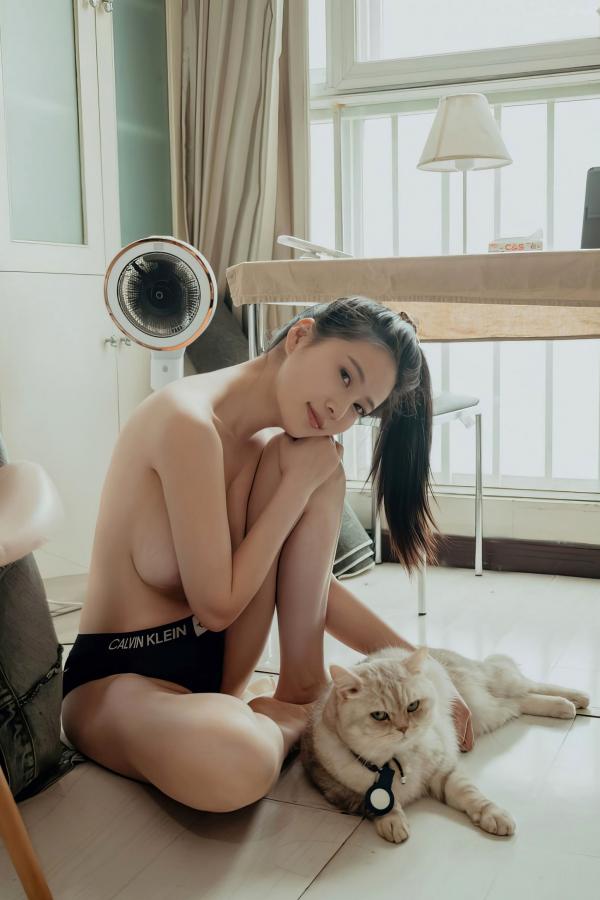 年年Nnian 年年  年年-休闲时光：私房居家内衣写真，甜美模特与猫咪的慵懒互动，性感撩人第1张图片