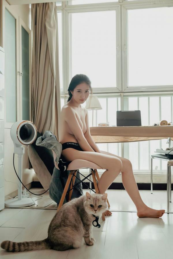 年年Nnian 年年  年年-休闲时光：私房居家内衣写真，甜美模特与猫咪的慵懒互动，性感撩人第12张图片