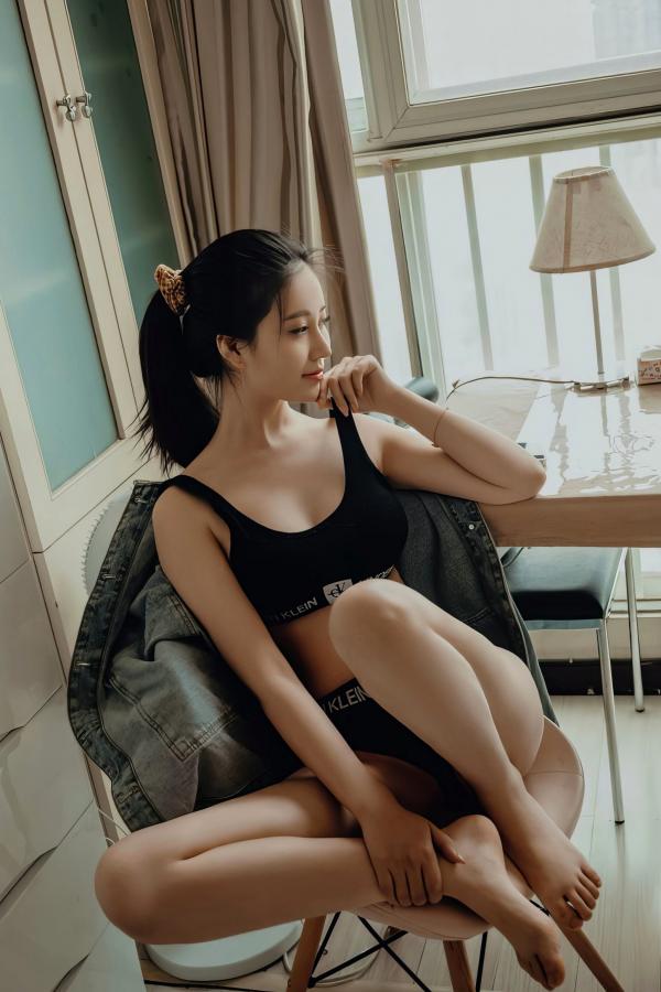 年年Nnian 年年  年年-休闲时光：私房居家内衣写真，甜美模特与猫咪的慵懒互动，性感撩人第17张图片