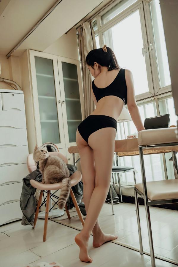 年年Nnian 年年  年年-休闲时光：私房居家内衣写真，甜美模特与猫咪的慵懒互动，性感撩人第20张图片