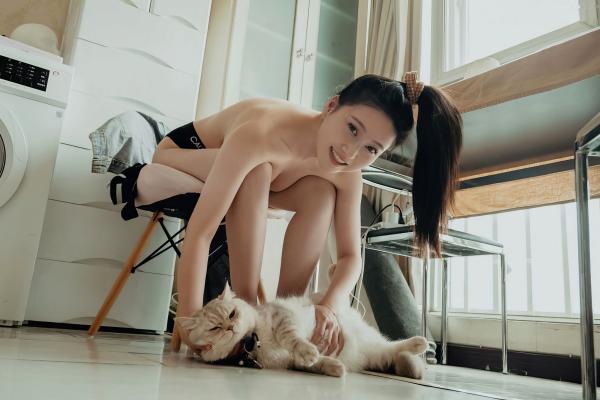 年年Nnian 年年  年年-休闲时光：私房居家内衣写真，甜美模特与猫咪的慵懒互动，性感撩人第23张图片