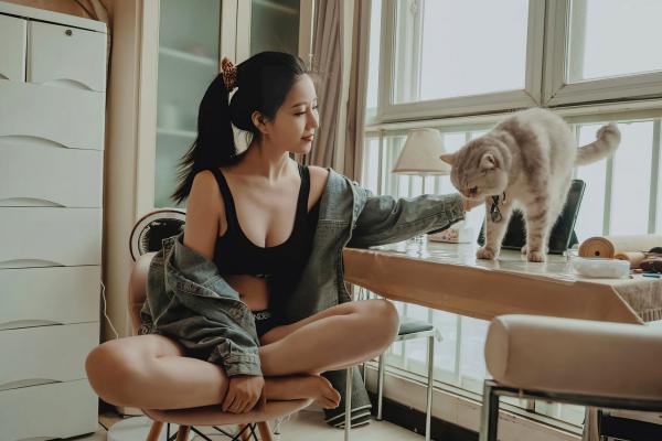年年Nnian 年年  年年-休闲时光：私房居家内衣写真，甜美模特与猫咪的慵懒互动，性感撩人第39张图片