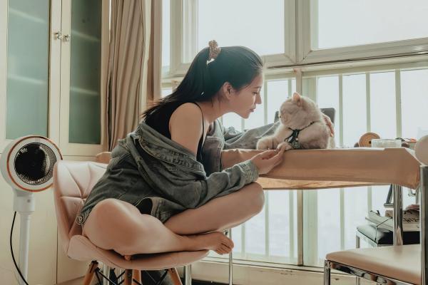 年年Nnian 年年  年年-休闲时光：私房居家内衣写真，甜美模特与猫咪的慵懒互动，性感撩人第40张图片