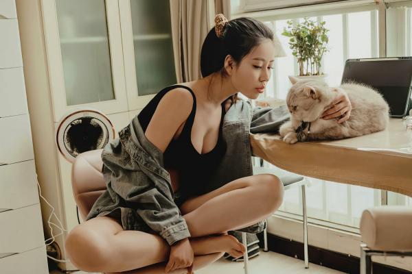 年年Nnian 年年  年年-休闲时光：私房居家内衣写真，甜美模特与猫咪的慵懒互动，性感撩人第41张图片