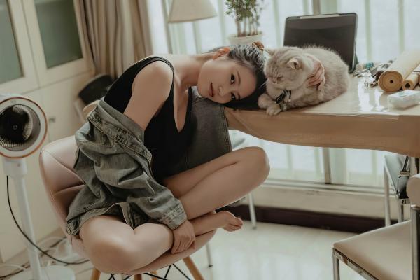 年年Nnian 年年  年年-休闲时光：私房居家内衣写真，甜美模特与猫咪的慵懒互动，性感撩人第42张图片