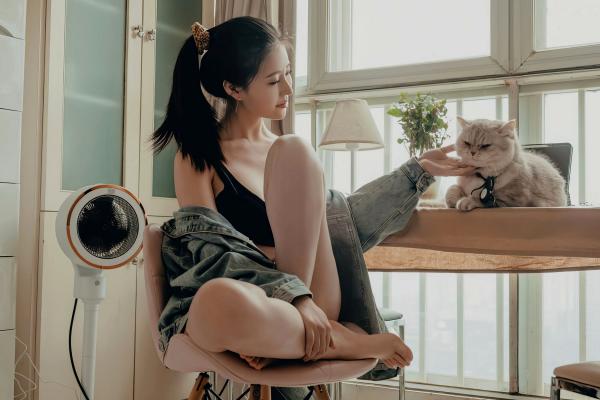 年年Nnian 年年  年年-休闲时光：私房居家内衣写真，甜美模特与猫咪的慵懒互动，性感撩人第43张图片