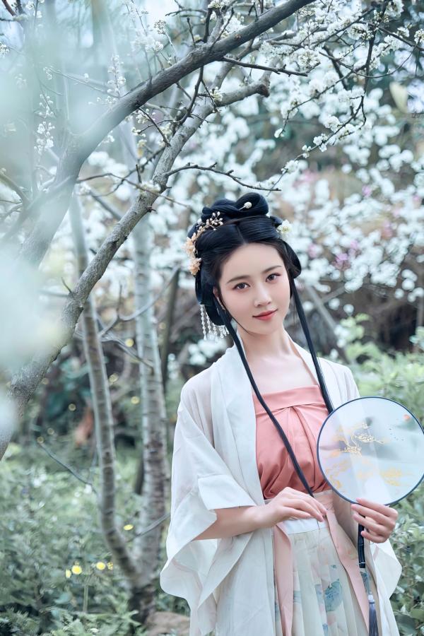 年年Nnian 年年  年年-三月榕：唯美古风汉服繁花写真，灵动出尘的气质女神，清新脱俗的私房大作第1张图片