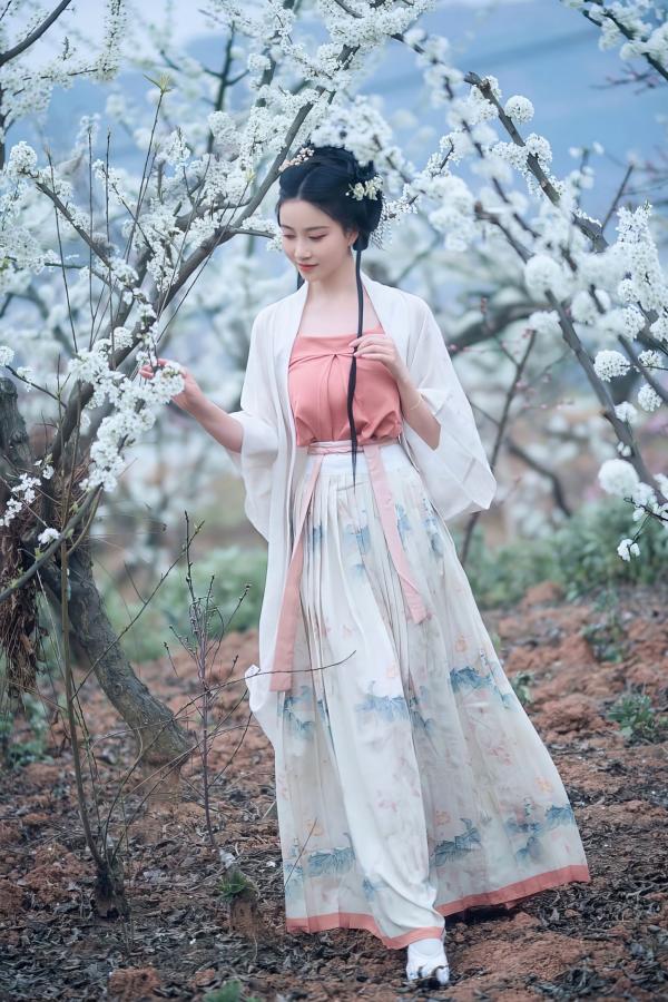 年年Nnian 年年  年年-三月榕：唯美古风汉服繁花写真，灵动出尘的气质女神，清新脱俗的私房大作第4张图片