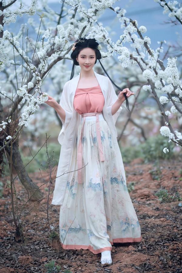 年年Nnian 年年  年年-三月榕：唯美古风汉服繁花写真，灵动出尘的气质女神，清新脱俗的私房大作第5张图片