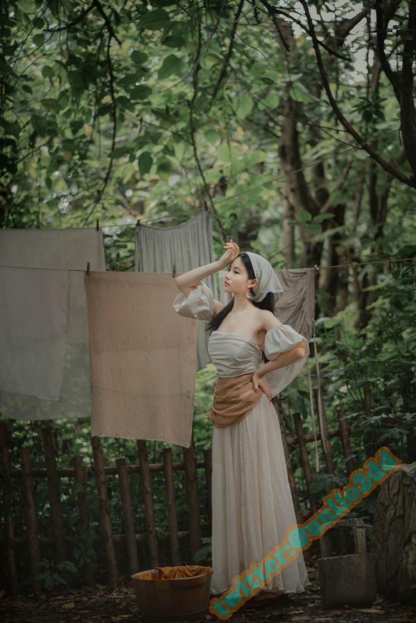 年年Nnian 年年  年年-三沐三熏：户外田园复古风格，清纯农家少女与大尺度私房诱惑写真第43张图片